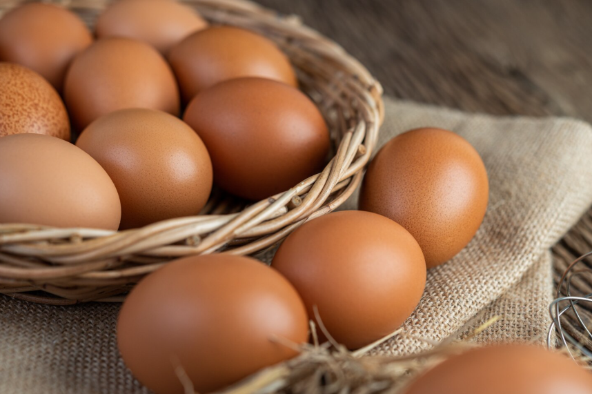 Eier in einem Körbchen